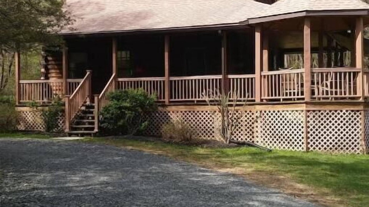 Strongstown Cabin | Log Cabin in Farm Country Setting