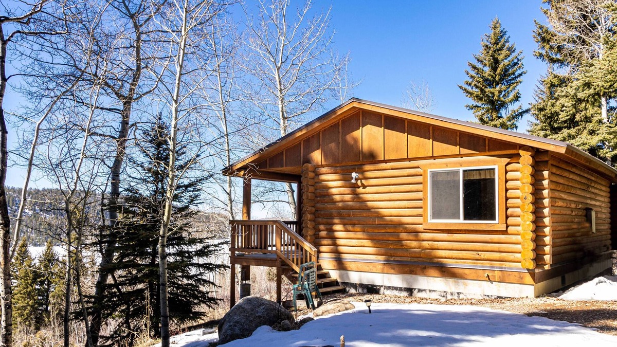 Big Sandy Cabin | Log cabin in the National Forest, full restaurant/bar on site, near ski lift.n