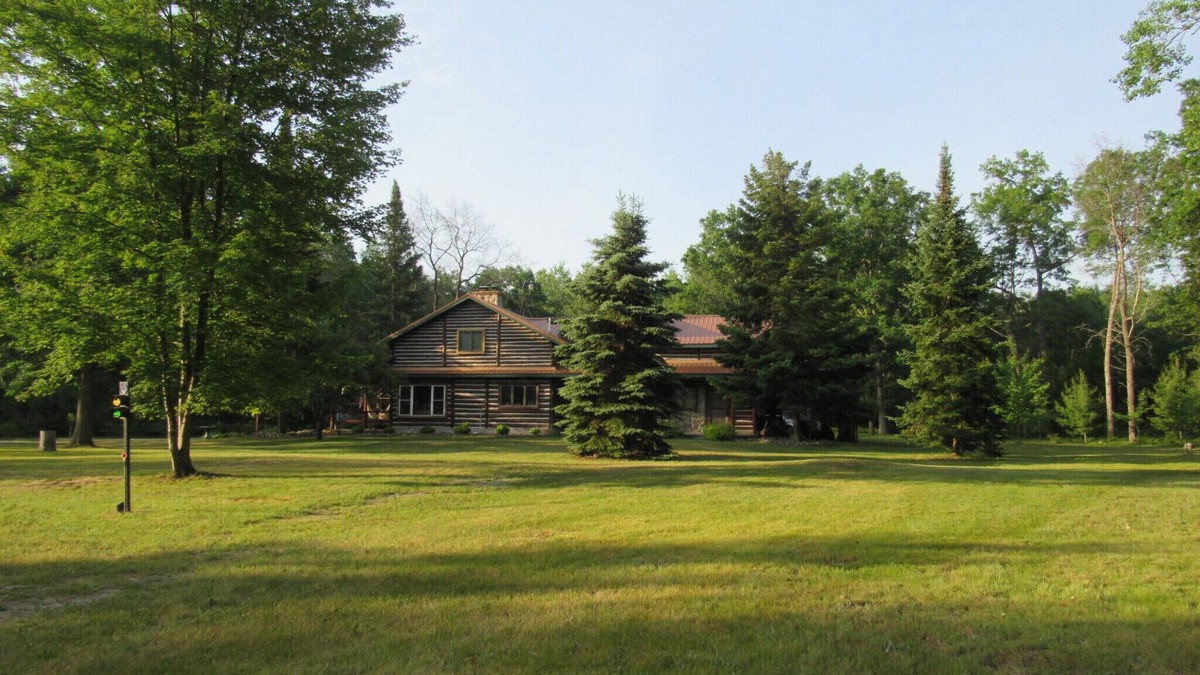 St. Helen Cabin | Log cabin in the woods, near trails, lake and golf courses