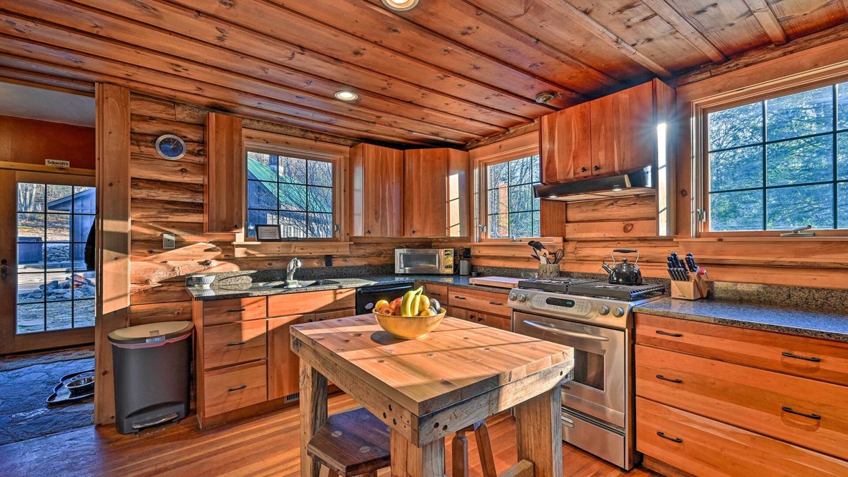 Wilmington Cottage | Log Cabin in Wilmington w/New Hot Tub By Skiing!