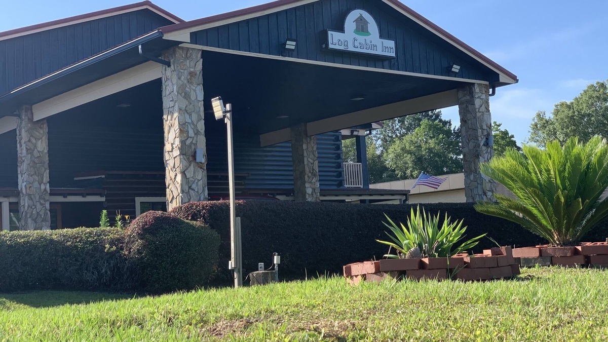 Bay Minette Hotel | Log Cabin Inn