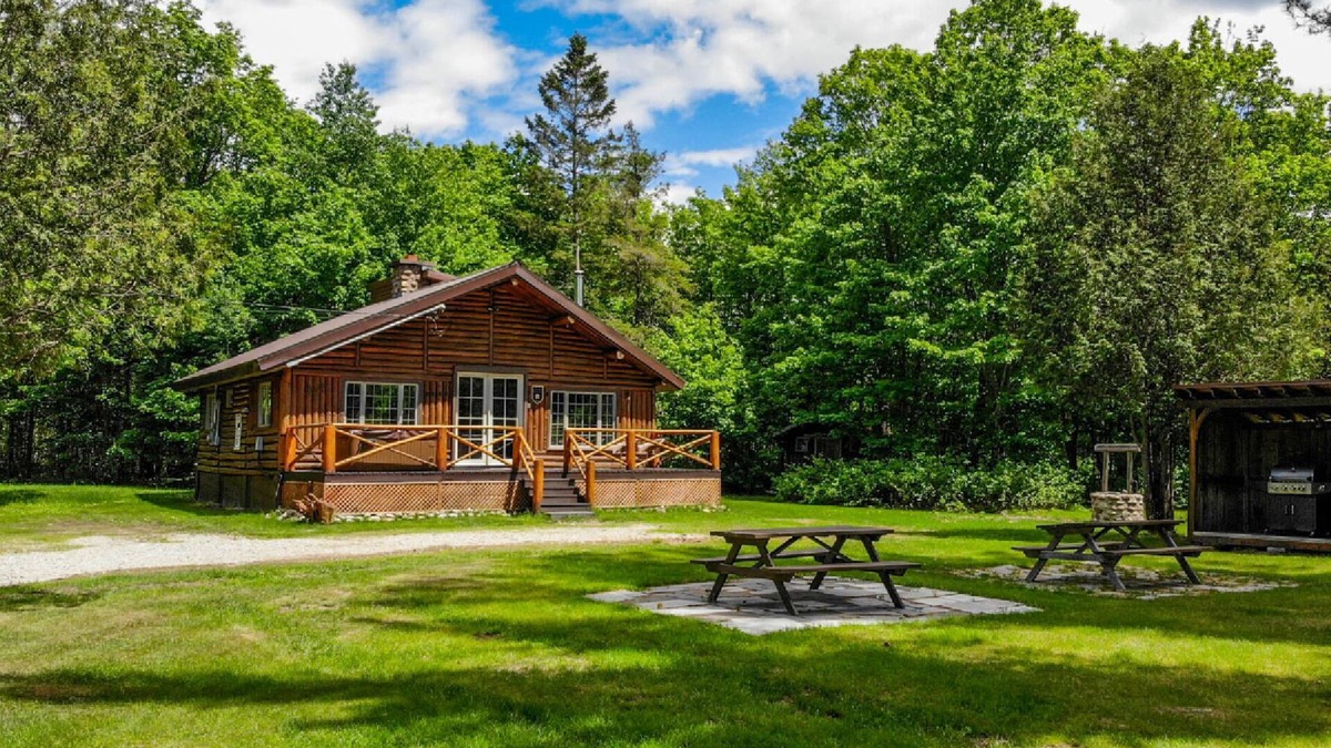 Saint-Raymond Ski Chalet | Log cabin located on a private island.