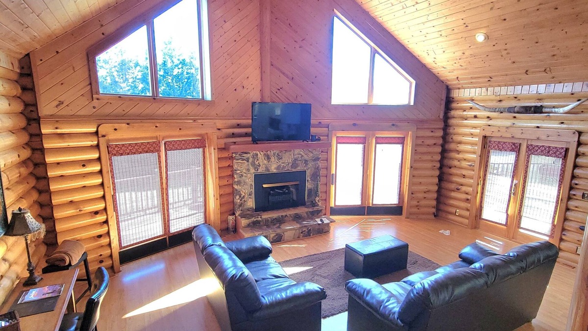 Chamberlain Cabin | Log Cabin located minutes from Missouri River, airport, I-90, and downtown.