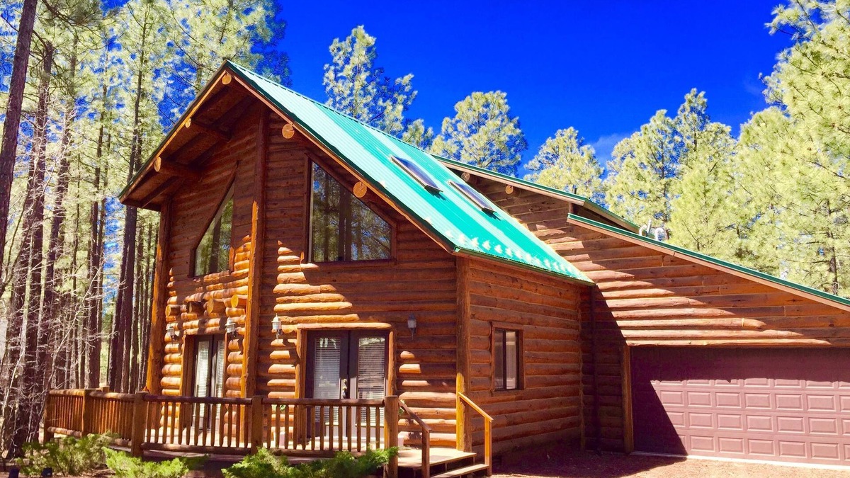 Pinetop Cabin | Log Cabin Luxury Retreat with Hot Tub for Romantic Escape or Family Get-Away