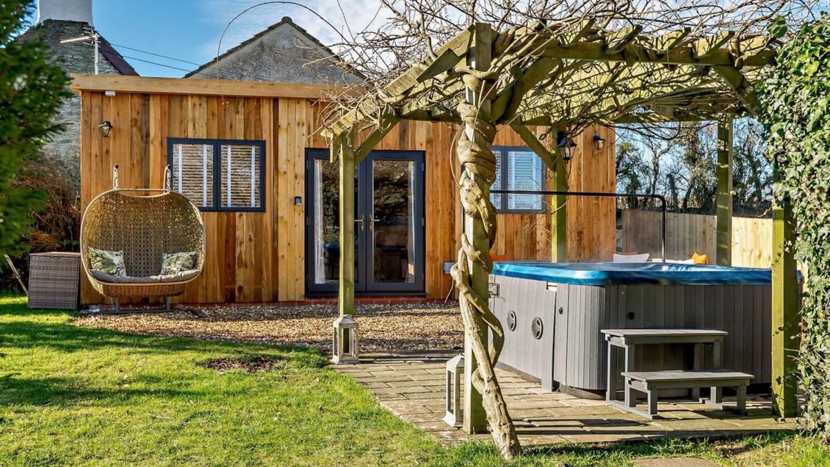 Upton Cheyney Cabin | Log Cabin near Bath with Hottub