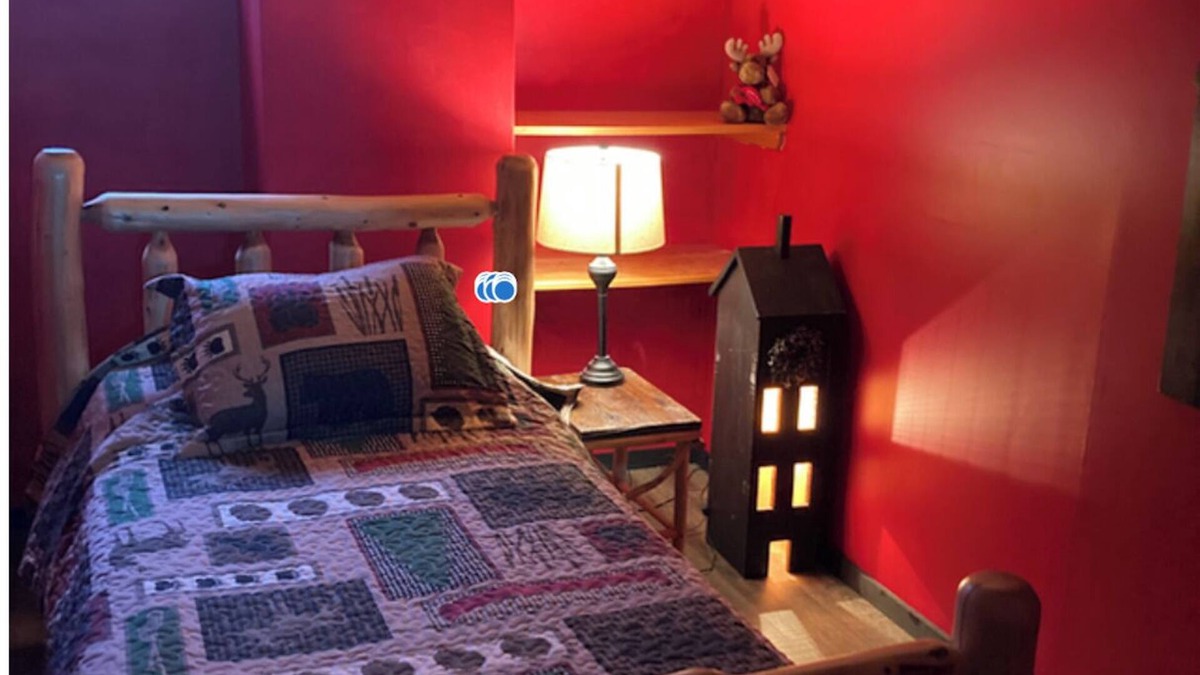 Kingfield House | Log Cabin Near town