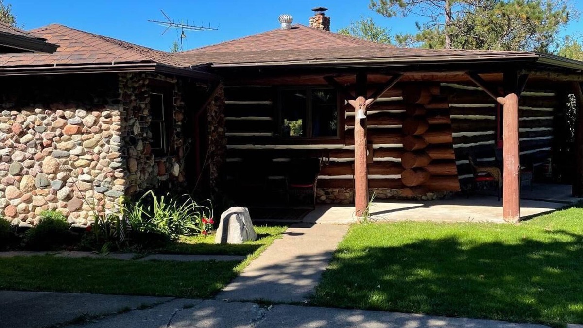 Irma Cabin | Log Cabin on 40 acres with a private lake