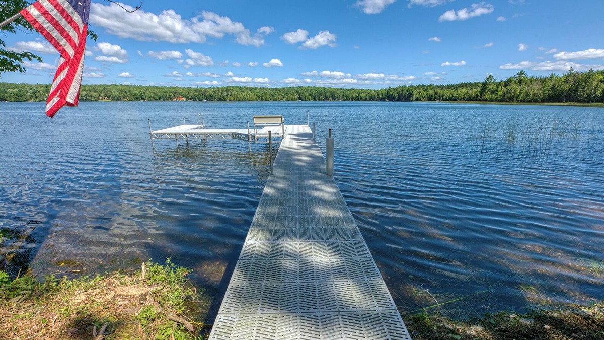 Florence Cabin | Log Cabin on Lake Emily + Near ATV Trails, w/trailer parking and Kayaks!