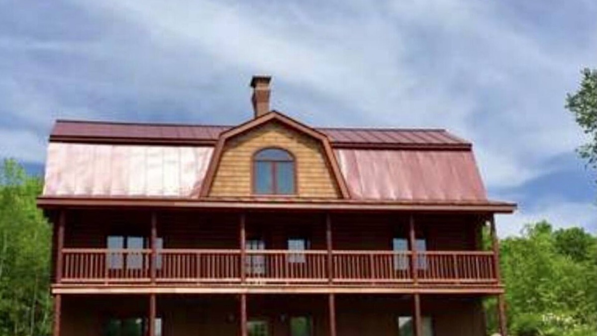 South Royalton House | Log cabin on Macintosh Pond access to VAST trail system snowmobile trails.