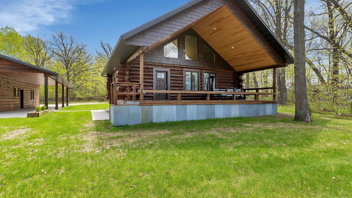 Ottertail Cabin | Log cabin on Pelican Bay