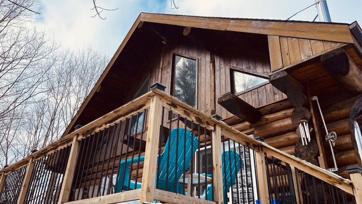 Tyendinaga House | Log Cabin on Salmon River