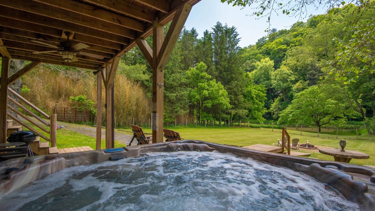 Lansing Cabin | Log Cabin on the New River with Easy Steps in the River + Hot Tub + Fire Pit