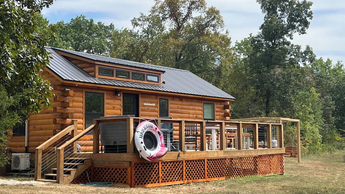 West Siloam Springs Cabin | Log Cabin on the waterfall