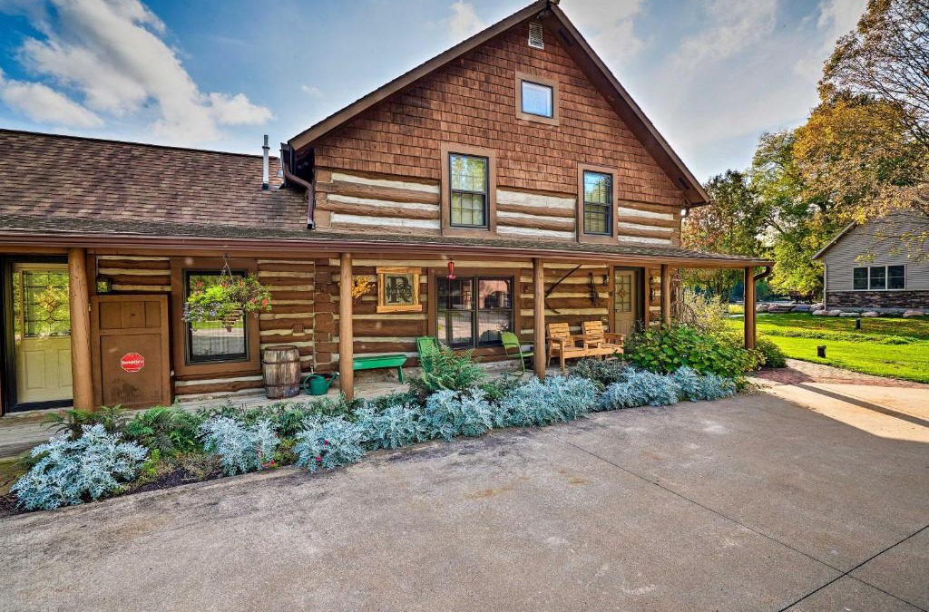 White Lake House | Log Cabin on the Wolf River with Private Hot Tub!