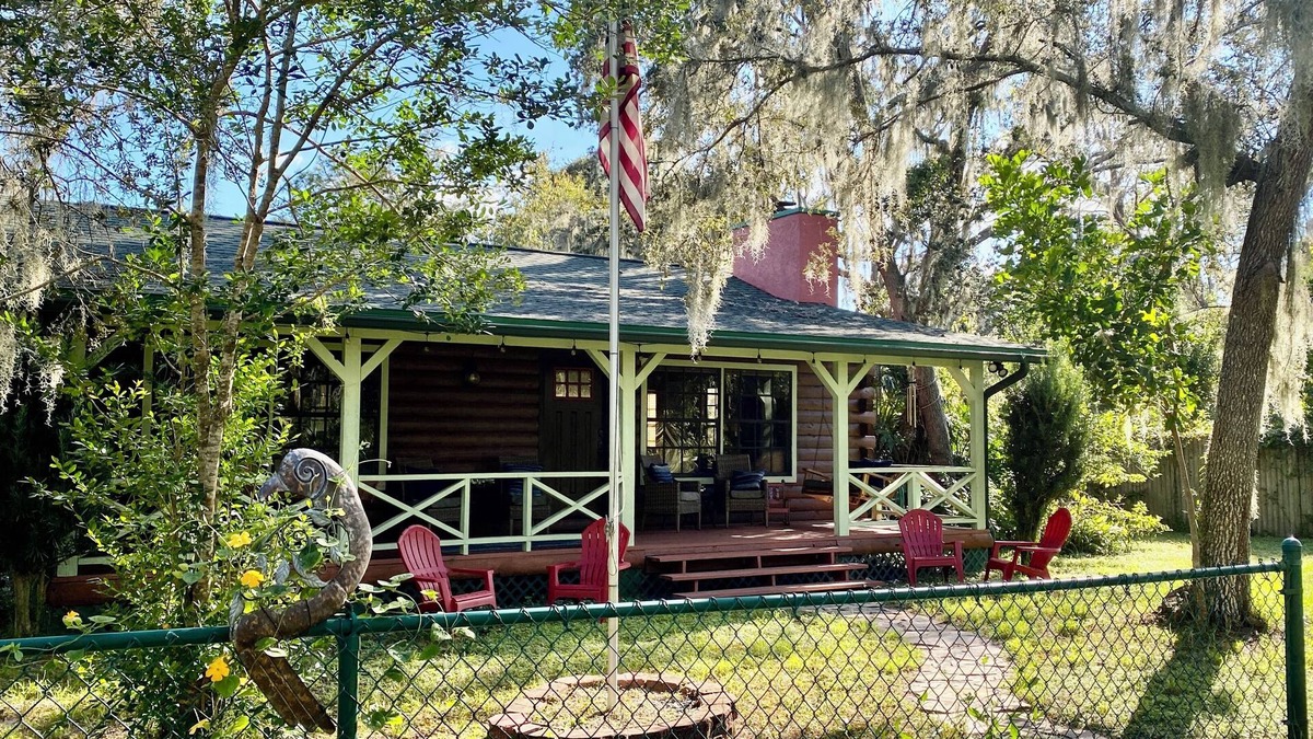 Boyette Cabin | Log Cabin on Wooded Acre Near Tampa