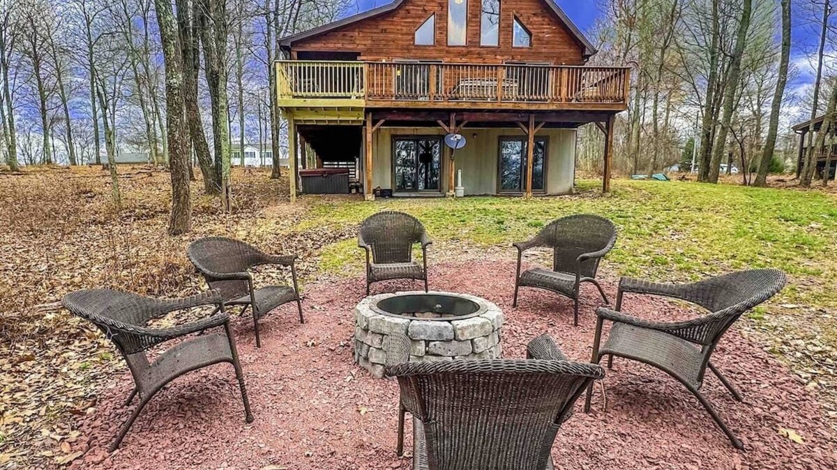 Ebervale House | Log Cabin POCONO, PRIVATE, FREE WIFI HOT TUB POOL TABLE , FREE TESLA EV CHARGER