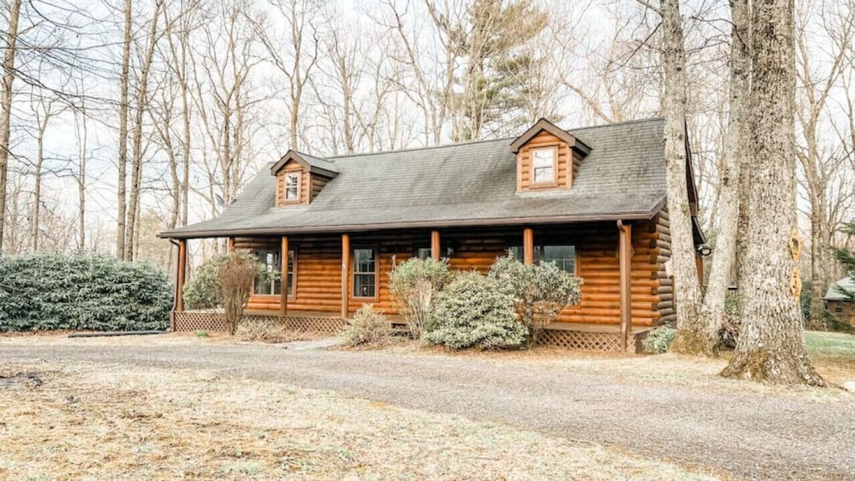 Vesta Cabin | Log Cabin Retreat In the Blue Ridge Mountains.