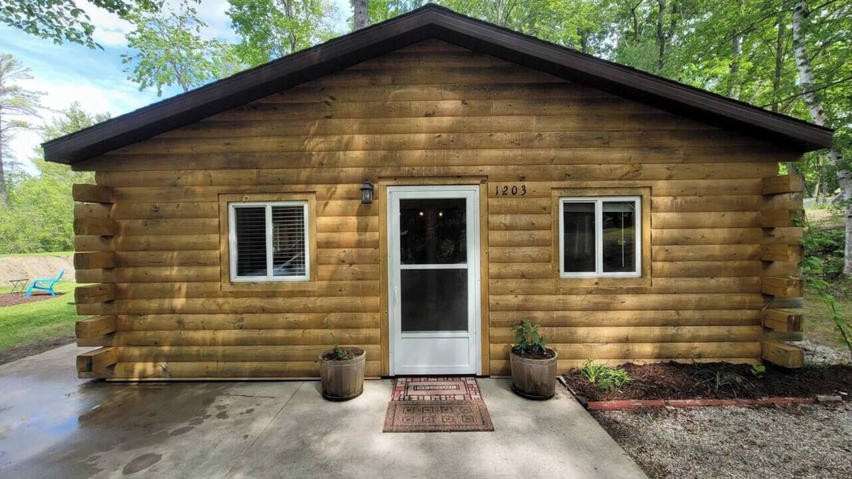 Bitely Cabin | Log Cabin Sisson Lake Kayaks Firepit Arcade Game