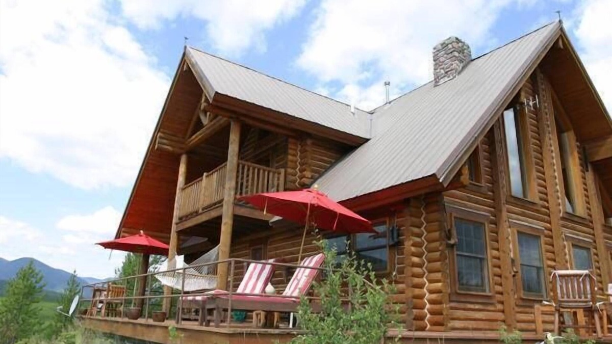 Polebridge Cabin | Log Cabin sleeps4 with spectacular views,Bunkhouse sleeps 3 with additional fee