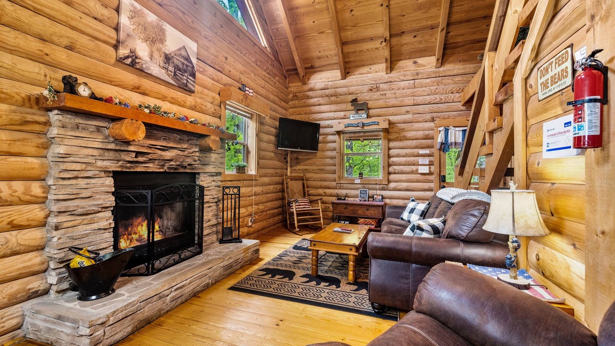 Knoxville Cabin | Log Cabin, UTK/Neyland, Smokies, 16acres, FP, HotTub, Arcade, Fishing, Golf,Pets