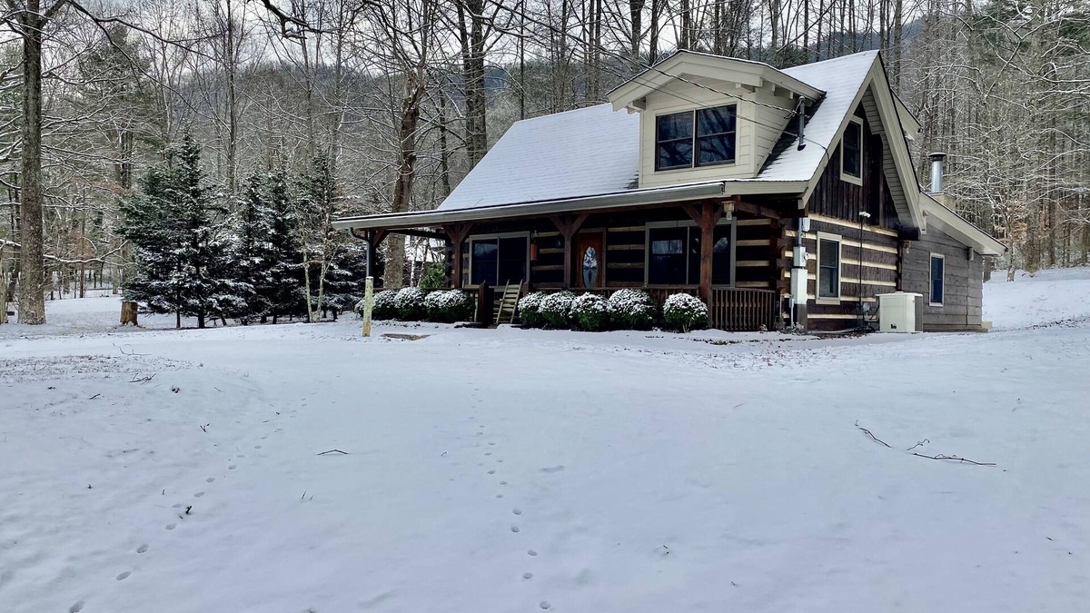 Townsend Cabin | Log Cabin, walk to Cades Cove and just minutes from Gatlinburg with a view!