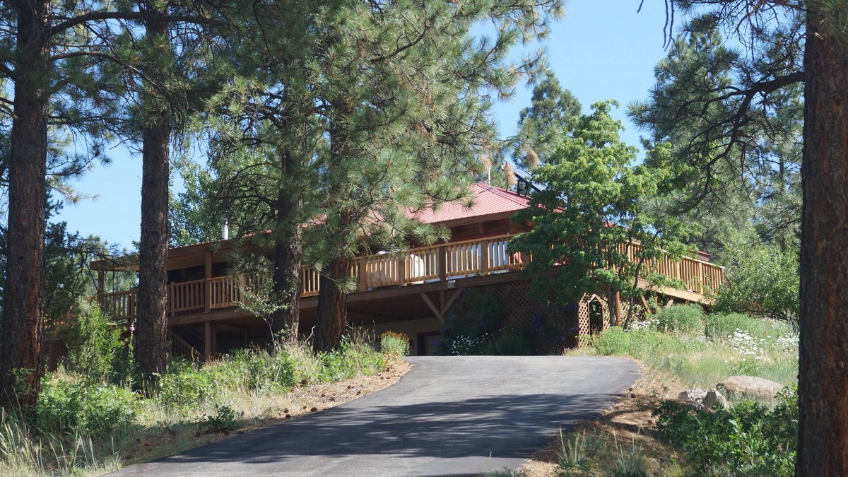 Durango House | Log Cabin with a Mountain View. Secluded property with easy access to amenities