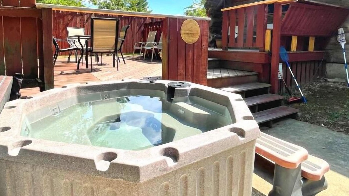 Cape Girardeau House | Log Cabin with Brand-new Hot Tub! W/Pool Table - Near Downtown Cape and Casino