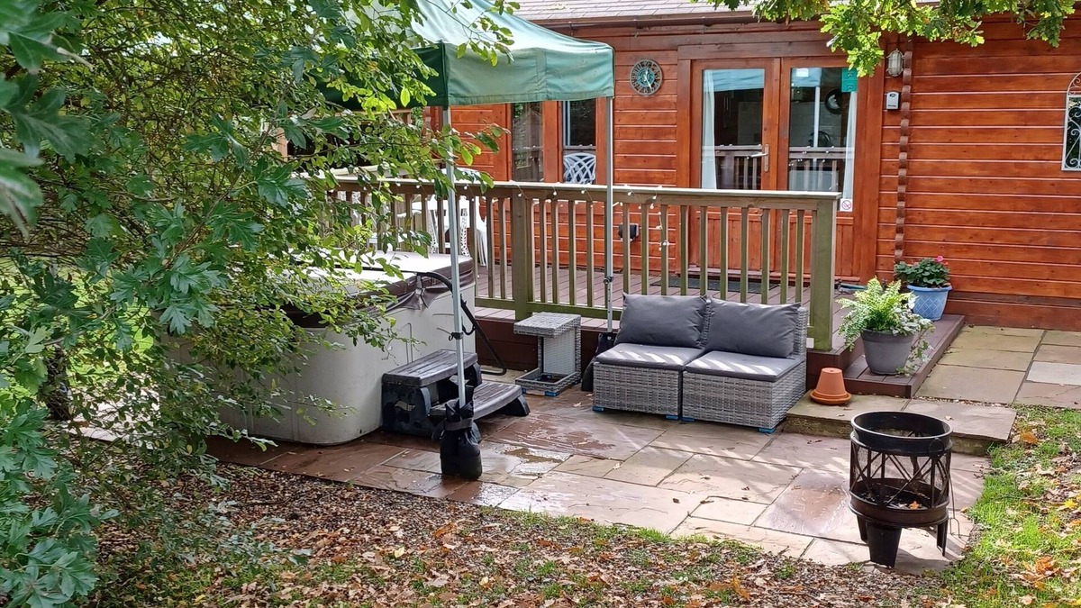 Maidstone Cabin | Log cabin with hot tub , dog friendly. ideal for walkers or a romantic break