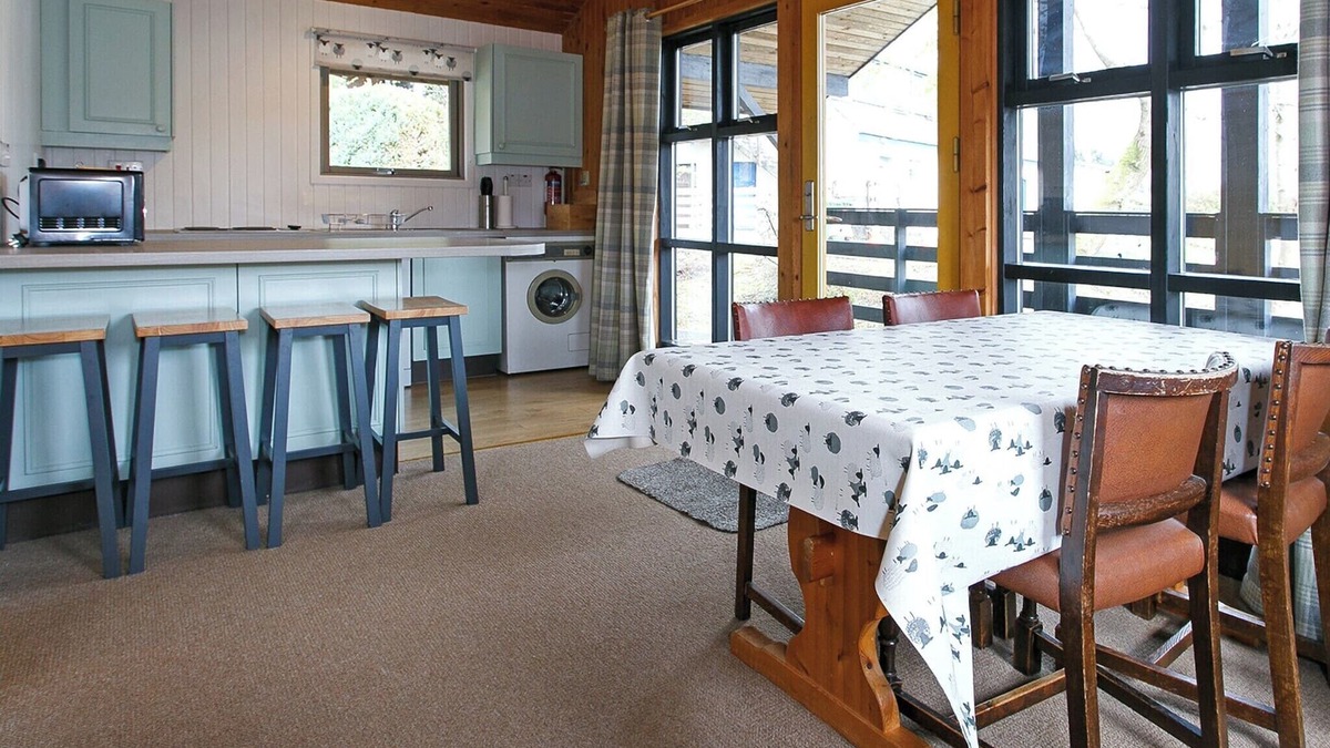 Lochearnhead Ski Chalet | Log cabin with one double with ensuite shower and two twin.