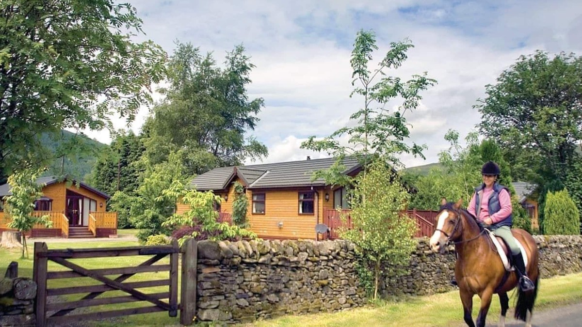 Selkirk Ski Chalet | Log cabin with one double with en suite shower and two twin.