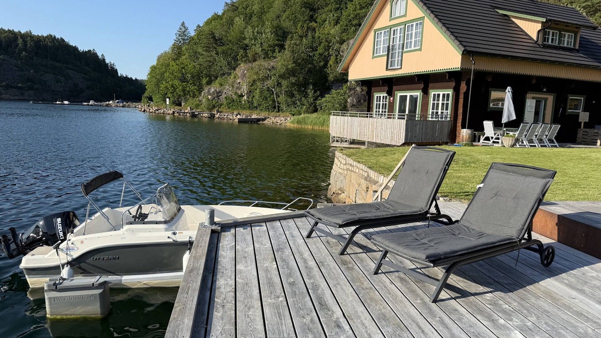 Torreby Ski Chalet | Log cabin with pool, sauna and boat by Torreby Castle | SE09080