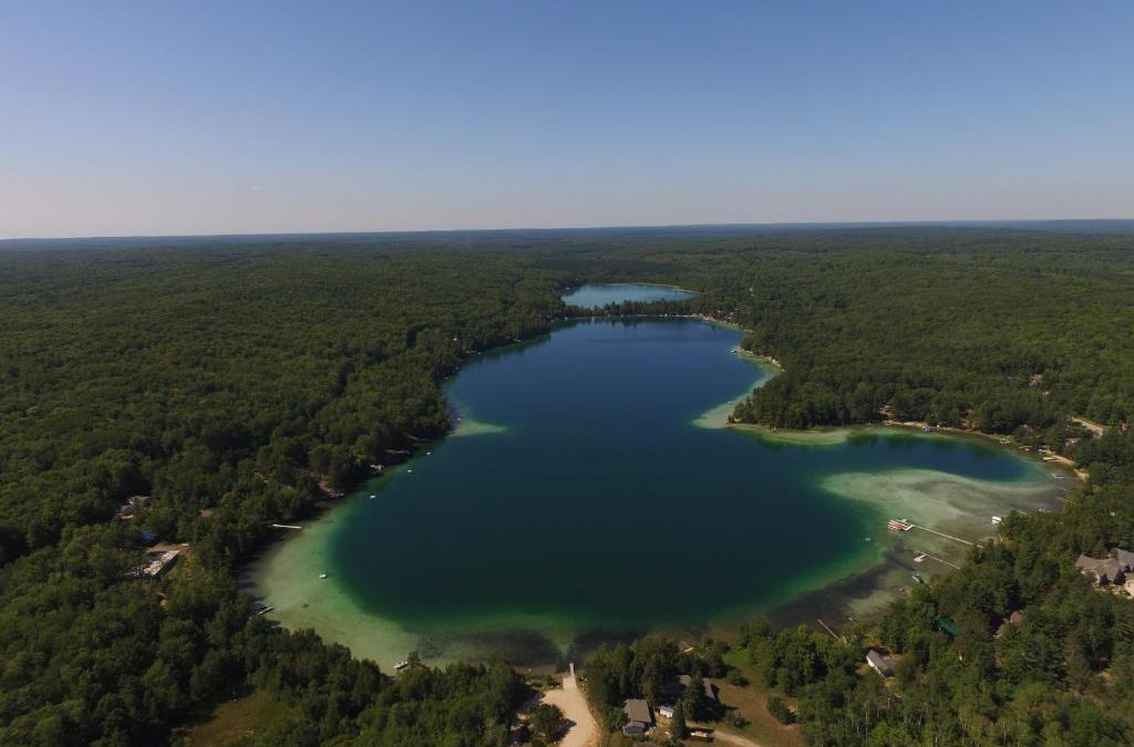 Kalkaska House | Log Cottage on Blue Lake