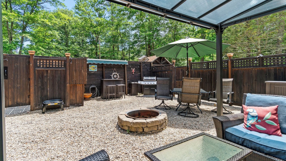South Berwick House | Log Guest Home, Fenced Patio w/BBQ, Firepit, and more! 5 Mi to Ogunquit Center.