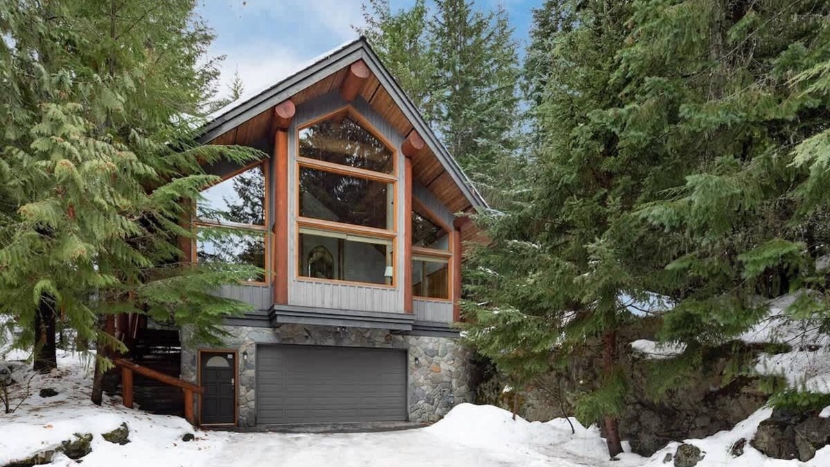 Blueberry Hill House | Log Home, Free Village Parking! Hot Tub, Fireplace