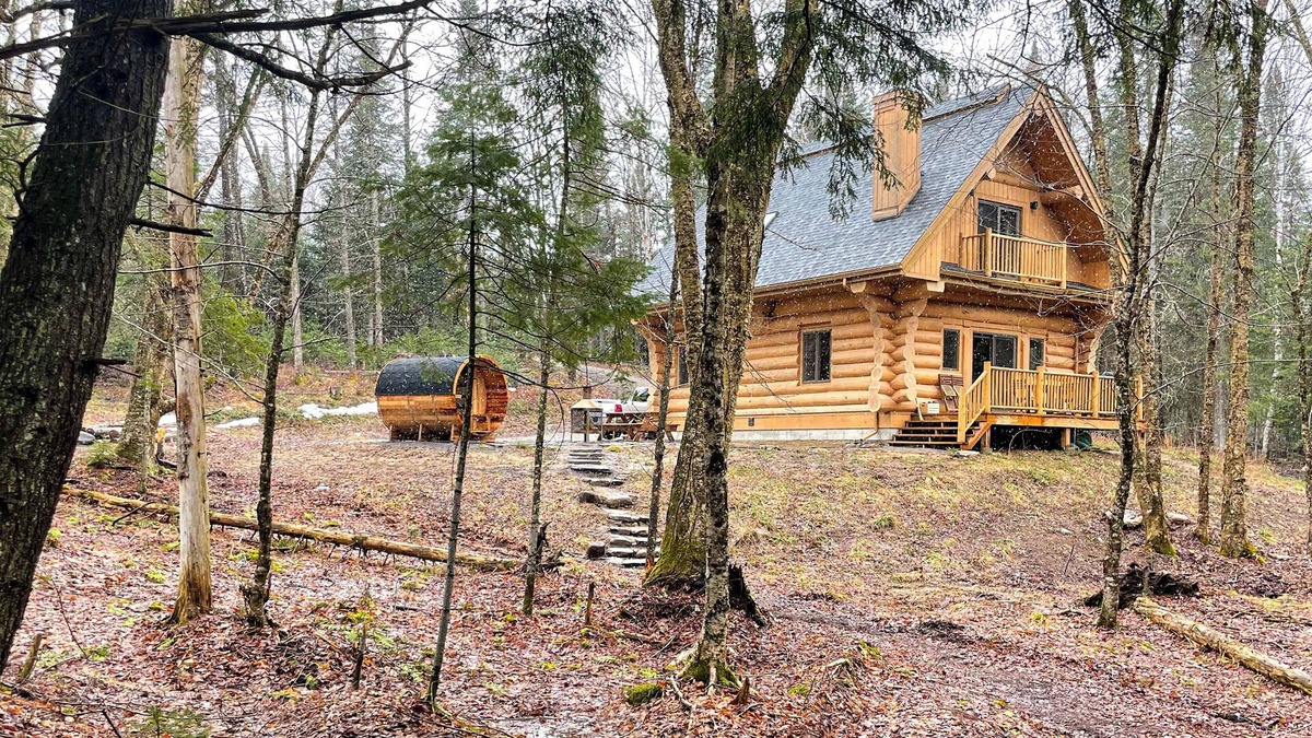 La Minerve Ski Chalet | Log Home ♥ Intimacy ✦ Natural Lake Access ☼