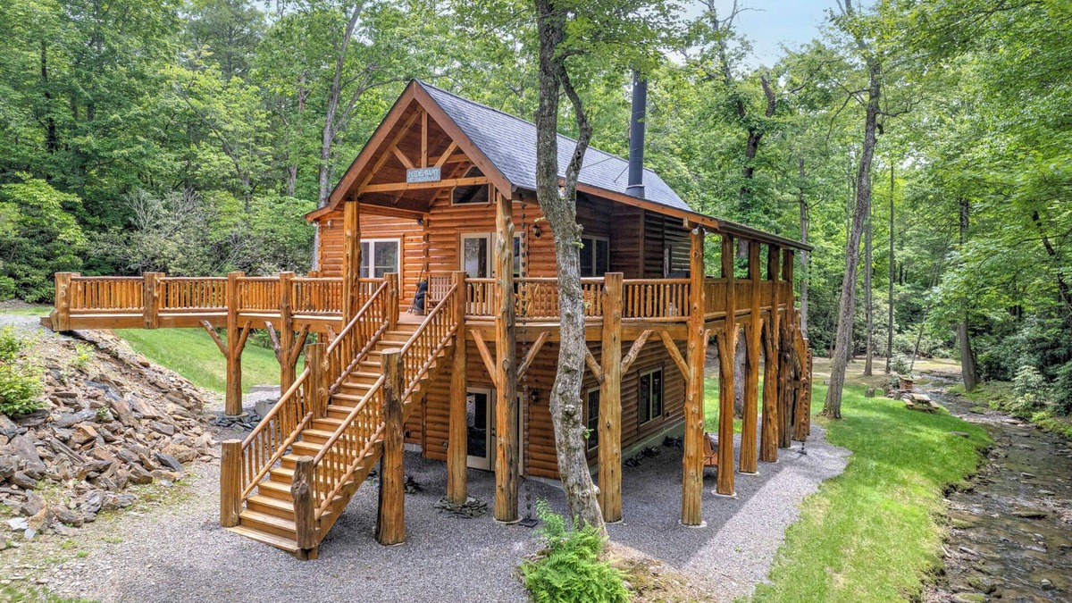 Black Mountain Cabin | LOG HOME - NEXT TO CREEK/FIREPLACE/HOT TUB/HIKING TRAILS/PET FRIENDLY
