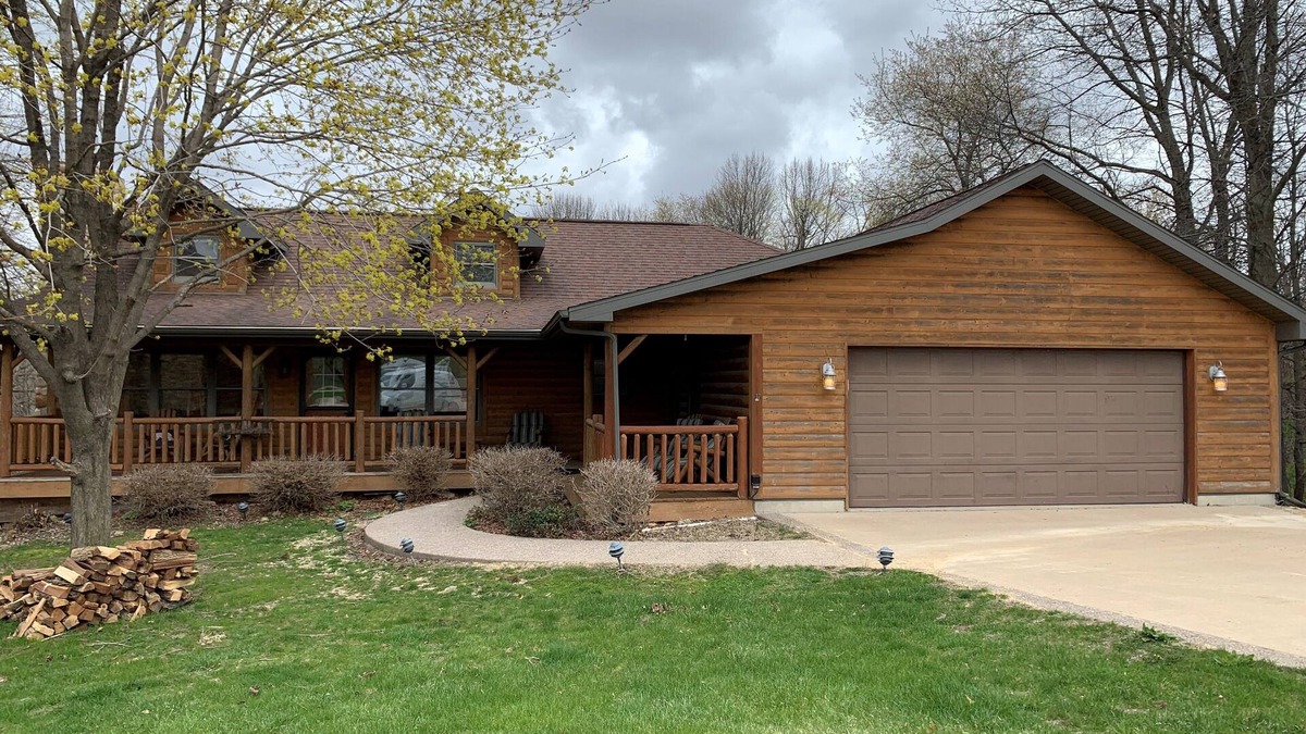 Apple River House | Log Home w/hot tub in Apple Canyon Lake