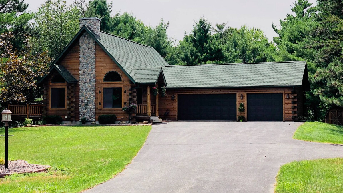 Necedah House | Log home with a modern touch