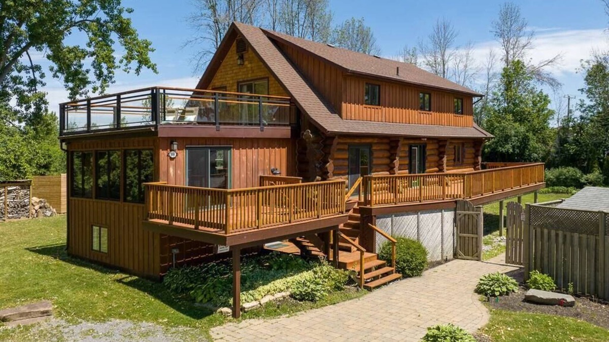Toronto Entertainment District Cottage | Log House by the Lake, Retreat with Spa Amenities