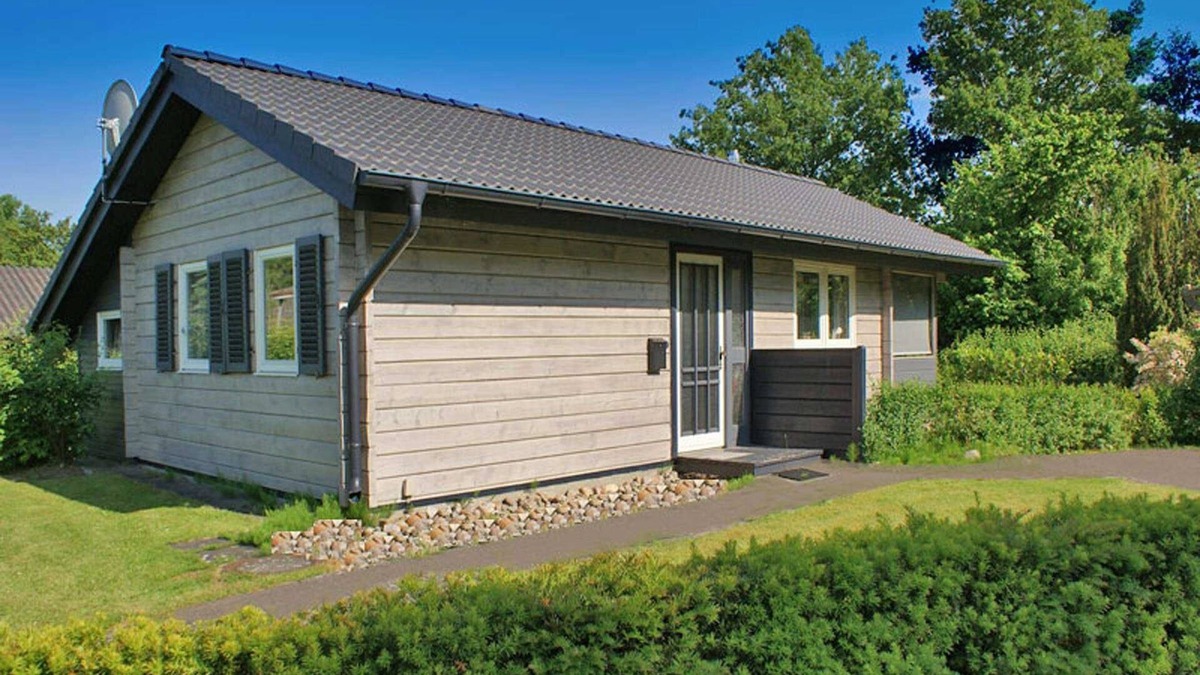 Damp House | Log house with parking lot in front of the front door - Log house with fence