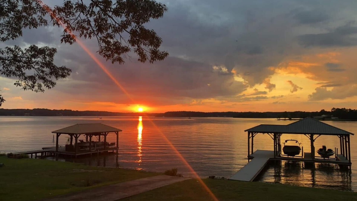 Talladega House | Logan Martin Lake- 3/2 waterfront home with breathtaking views and calm waters