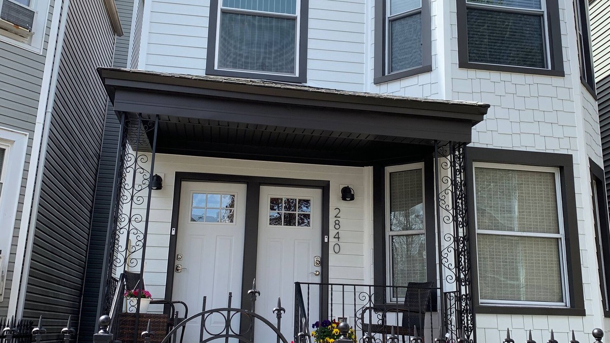 Avondale House | LOGAN SQUARE: Chic, Comfy 1st Floor 2 BDRM APT! Parking Incld!