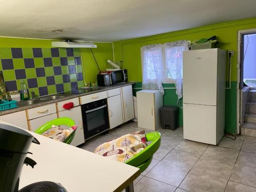 Belle-Eglise Apartment | Logement entrée indépendant, sous sol éclairé, cuisine, SDB WC, jardin