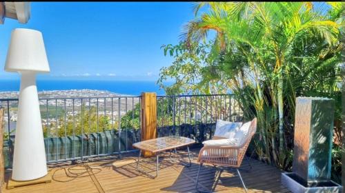 La Possession House | Logement privé comprenant chambre, salle de bain, cuisine extérieure dans belle villa avec piscine vue ocean