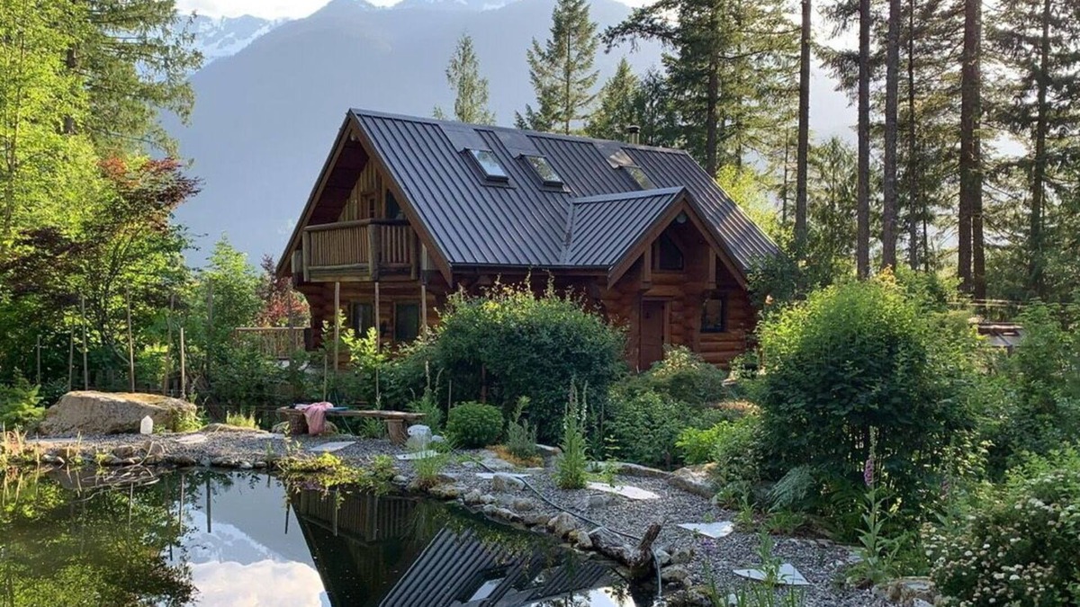 Upper Squamish House | Loghouse Lodge with Glacier View and Private Natural Swimming Pond