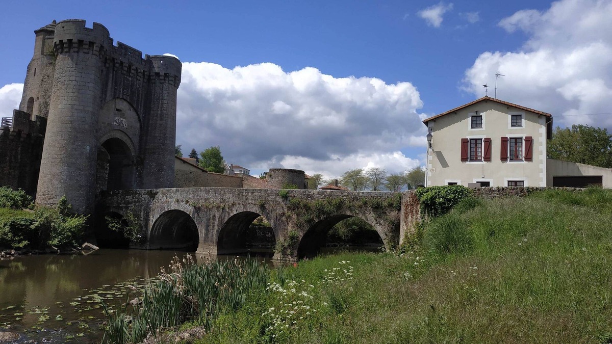 Parthenay House | Logis de la tour, in the heart of the medieval Parthenay quarter, sleeps 4 to 6