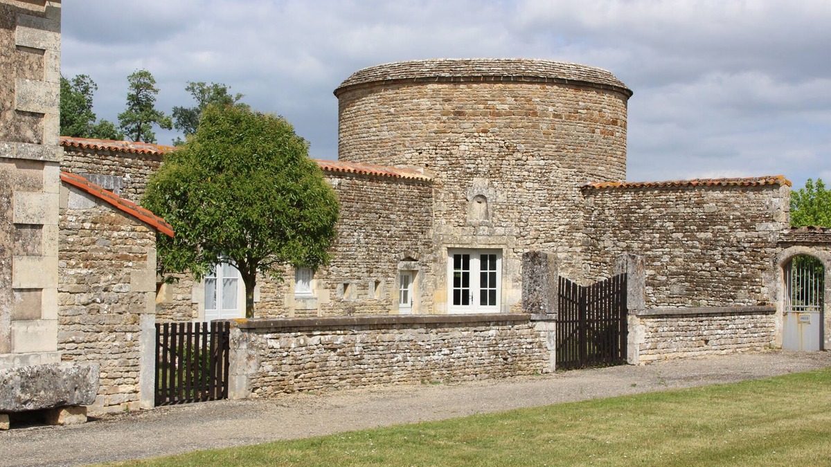 Paizay-Naudouin-Embourie House | Logis in the enclosure of the castle - Original accommodation sleeps 5