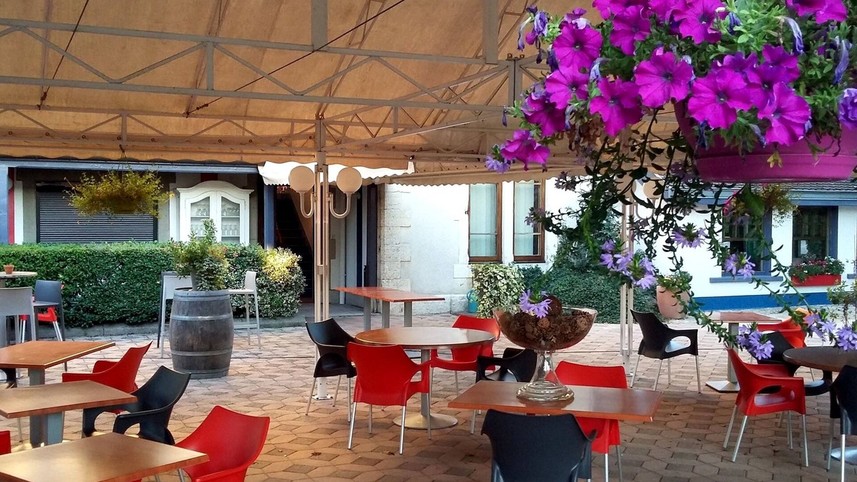 Bourgoin-Jallieu Hotel | Logis Hôtel la Commanderie de Champarey