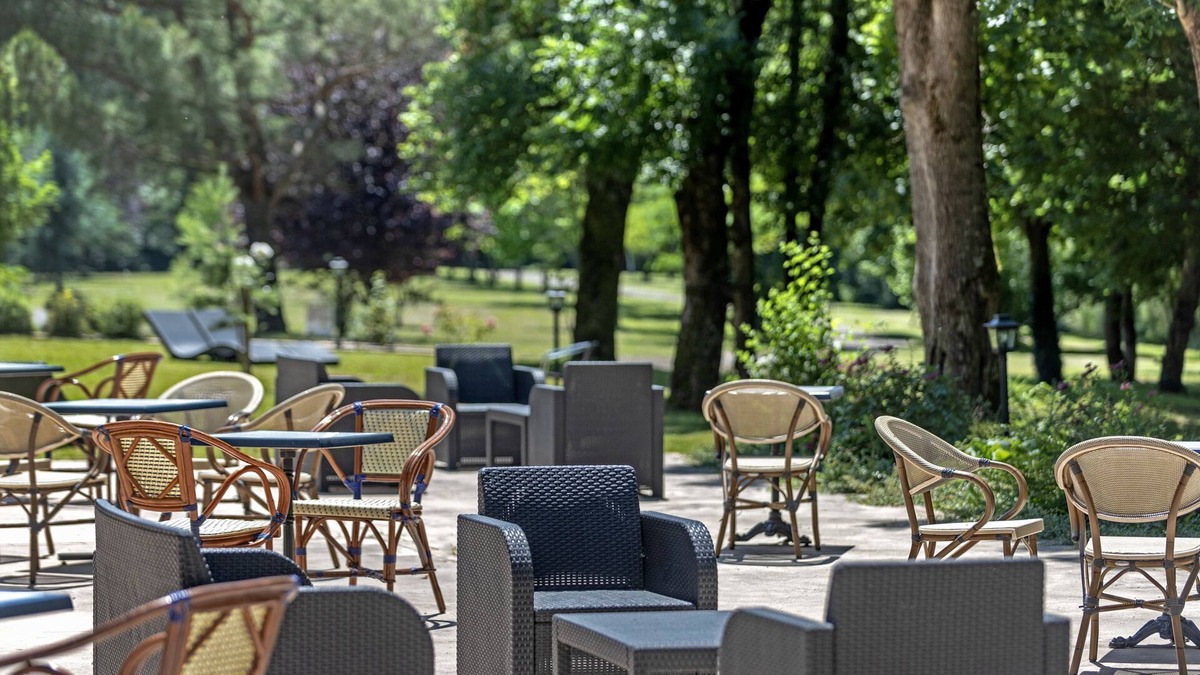 Banassac Hotel | Logis Hôtel Restaurant Les 2 Rives - A75, en bordure de rivière