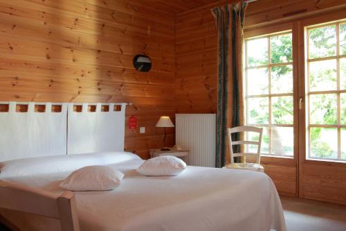 Marconne Hotel | Logis - Hôtel & restaurant Les Trois Fontaines